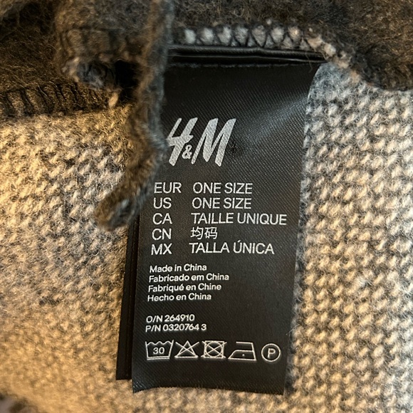 H&M Dark Gray Poncho with Fringe. One Size - Picture 6 of 7